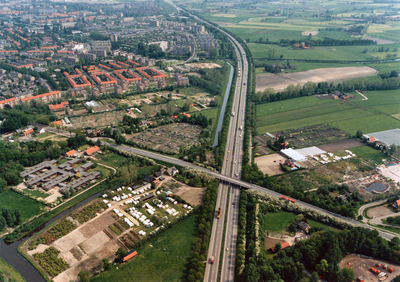 847528 Luchtfoto van de ongelijkvloerse kruising van de T11 (Heiligenbergseweg, de tertiaire provinciale weg ...